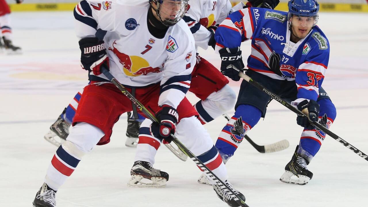Filip Varejcka erzielte seinen ersten Hattrick in der Alps Hockey League. Filip Varejcka erzielte seinen ersten Hattrick in der Alps Hockey League.
