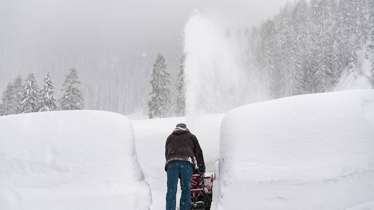 Schweizer im Kampf gegen die Schneemassen  Schweizer im Kampf gegen die Schneemassen