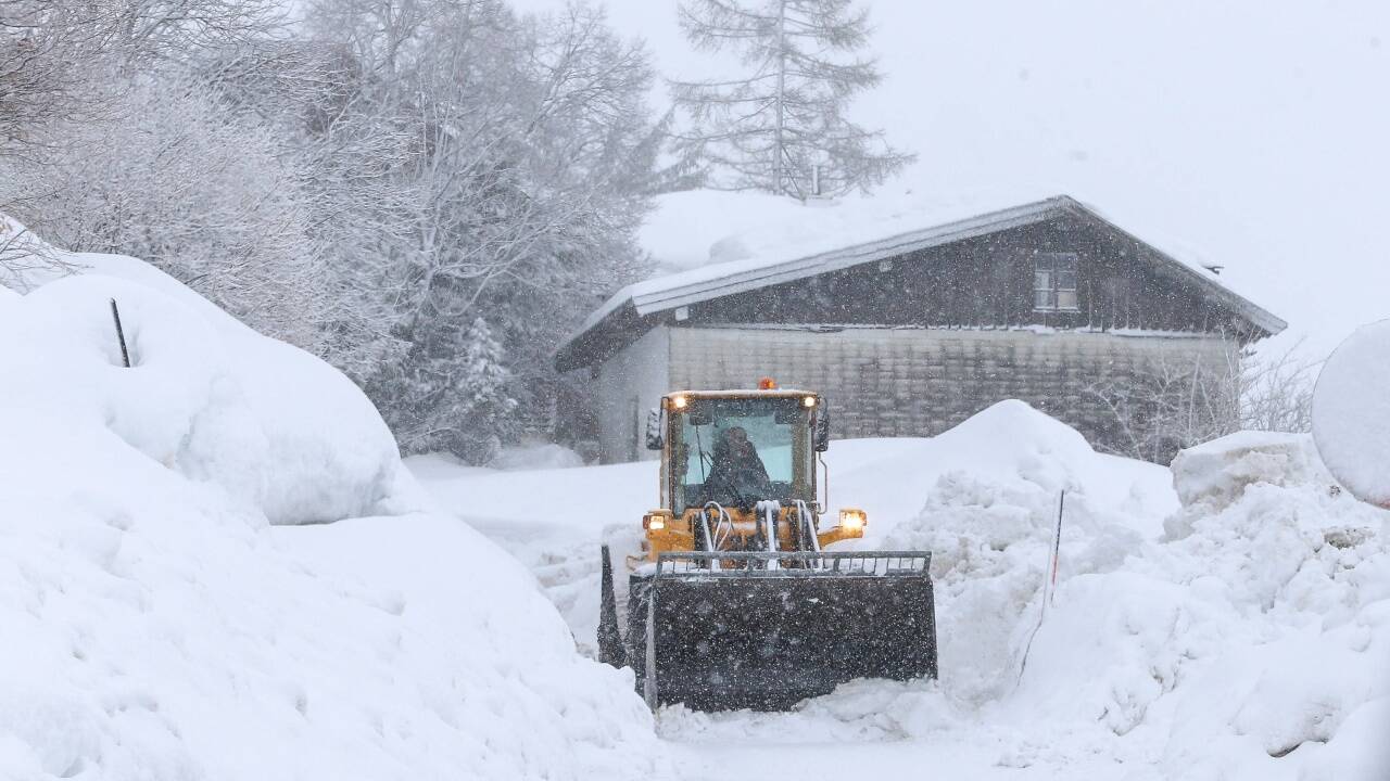 Die Einsatzkräfte waren auch am Montag weiter gefordert, eine neue Ladung Schnee war zu bewältigen.  