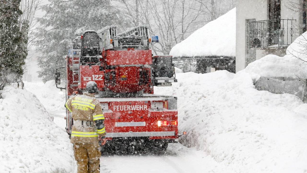 Die Einsatzkräfte waren auch am Montag weiter gefordert, eine neue Ladung Schnee war zu bewältigen.  