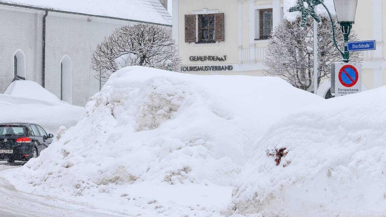 Schneeberge im Ortszentrum von Faistenau.  