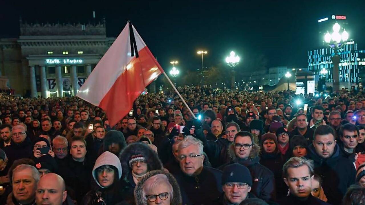 Tausende Menschen bei Trauerkundgebung in Warschau 