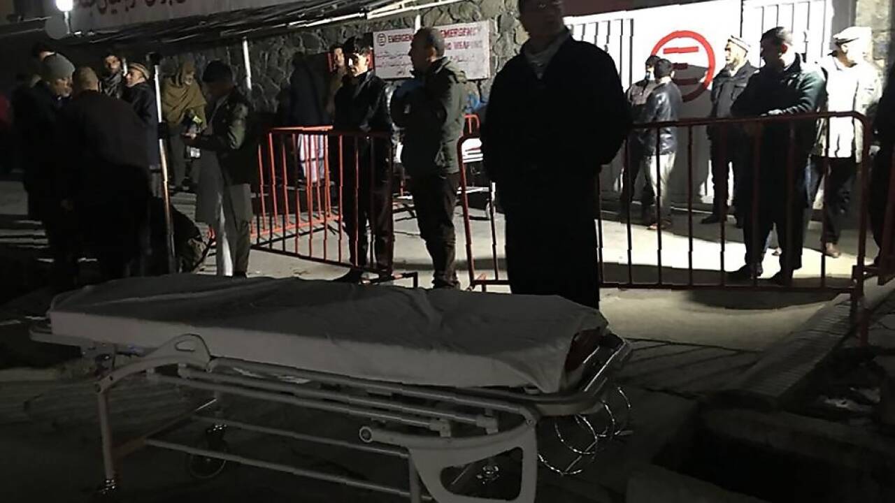 Angehörige von Opfern warten vor einem Krankenhaus in Kabul  Angehörige von Opfern warten vor einem Krankenhaus in Kabul