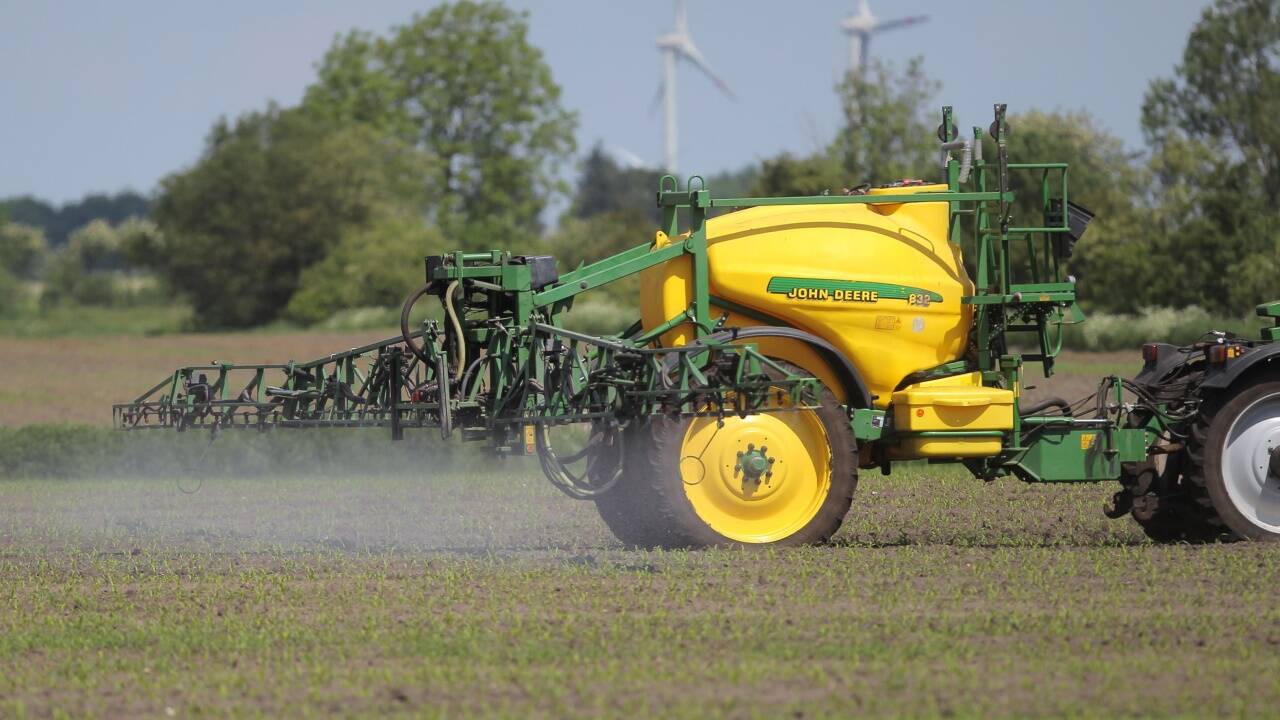 Das Unkrautvernichtungsmittel Glyphosat ist umstritten.  Das Unkrautvernichtungsmittel Glyphosat ist umstritten.