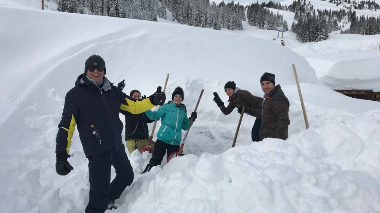 David Hasselhoff mit Mitarbeitern der Walleggalm-Crew am Dienstag.  