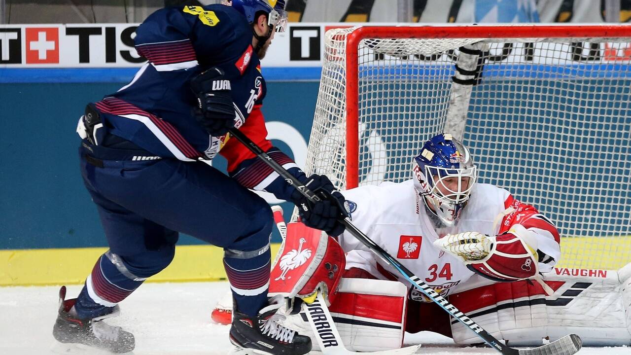 Auf dem Boden, aber gegen Konrad Abeltshauser von RB München siegreich: Goalie Michalek.  