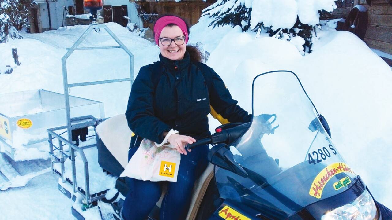 Auf dem Motorschlitten zu den Kranken: Pflegeassistentin Sabine Lechner vom Hilfswerk. Auf dem Motorschlitten zu den Kranken: Pflegeassistentin Sabine Lechner vom Hilfswerk.