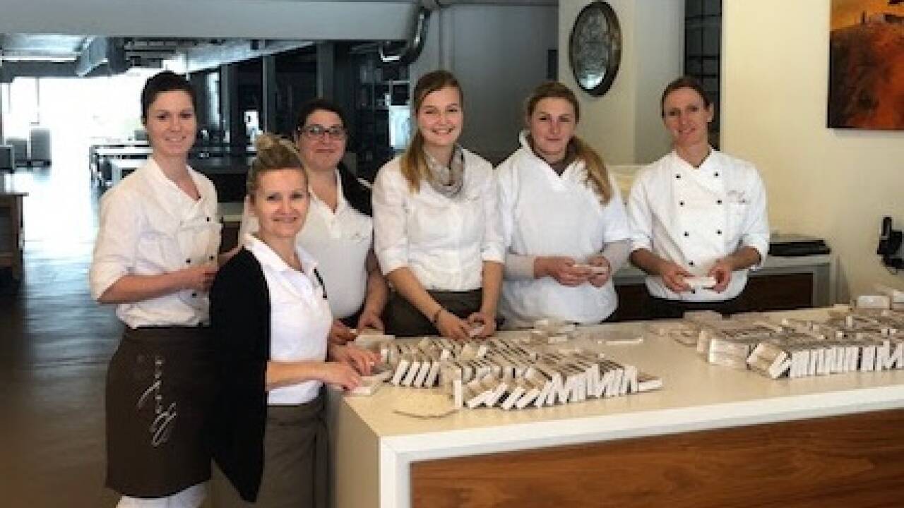 Kein frischer Rahm für die Produktion: Mitarbeiterinnen der Confiserie Berger falten die Oster-Verpackungen. Kein frischer Rahm für die Produktion: Mitarbeiterinnen der Confiserie Berger falten die Oster-Verpackungen.