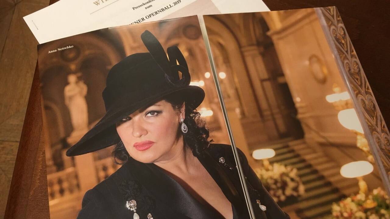 Anna Netrebko singt beim Opernball „Il Bacio“ von Luigi Arditi.  