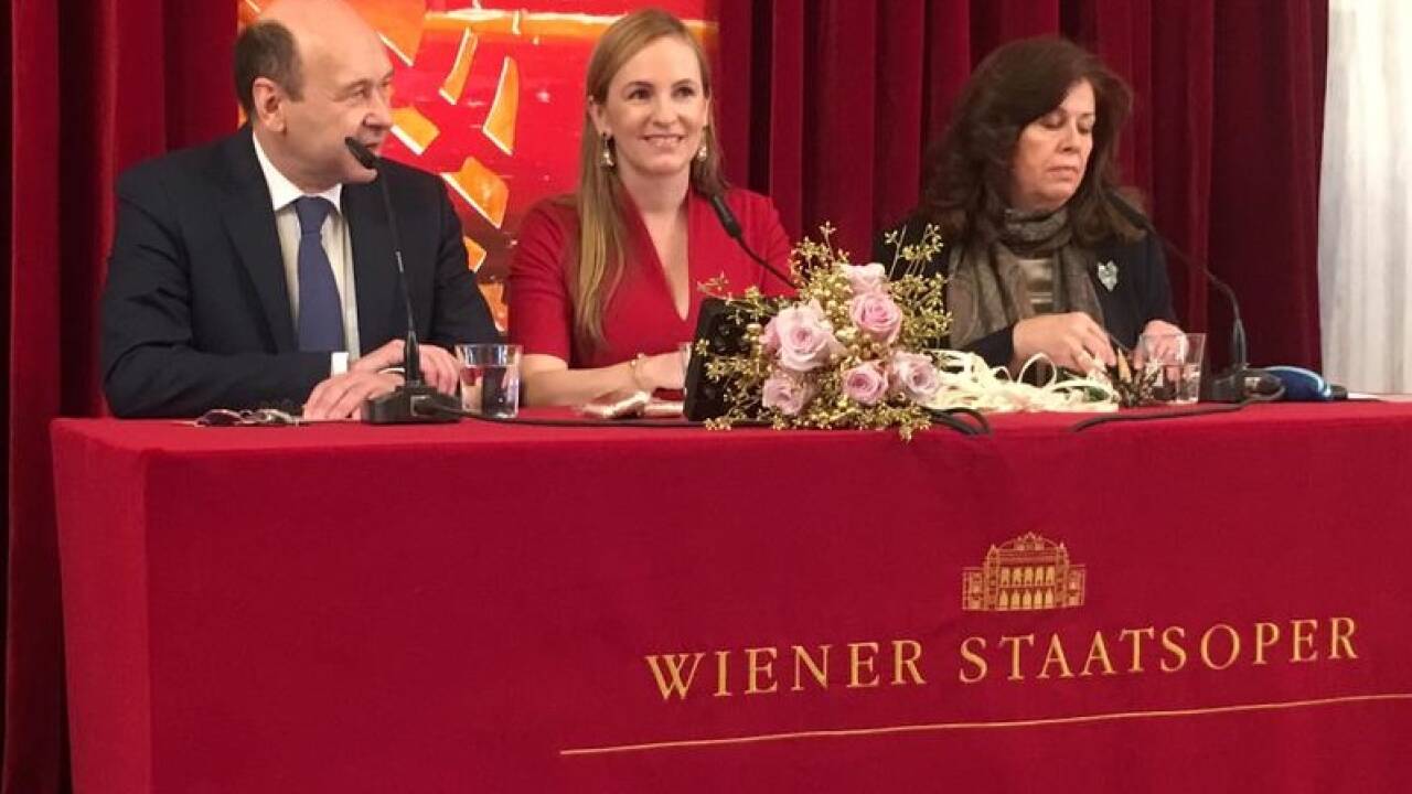 Maria Großbauer mit Staatsoperndirektor Dominique Meyer und Generalsekretärin Eva Dintsis.  