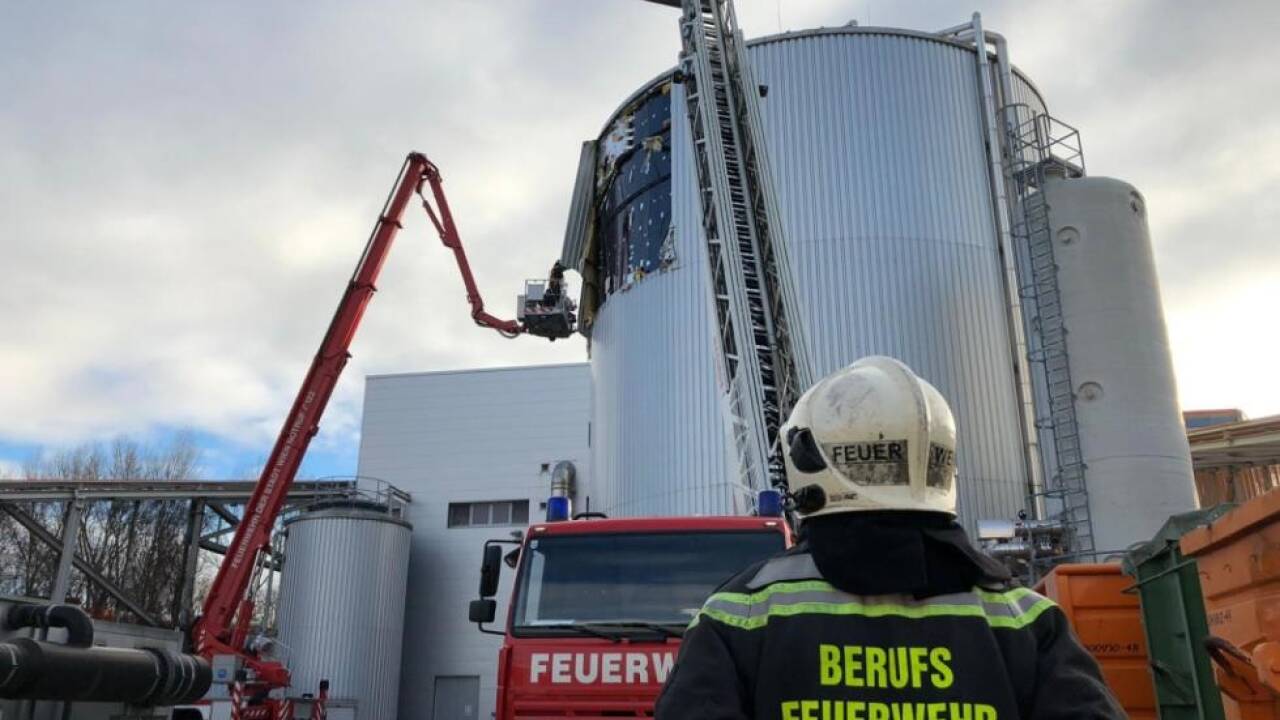 Zahlreiche Einsatzkräfte waren mit Sicherungsarbeiten beschäftigt Zahlreiche Einsatzkräfte waren mit Sicherungsarbeiten beschäftigt