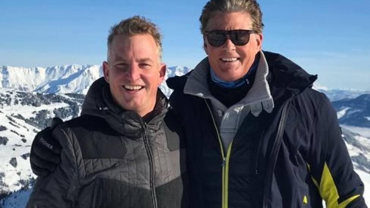 Genießen das Traumwetter nach den Schneetagen: David Hasselhoff und sein Gastgeber Josef Hirschbichler von der Walleggalm.  