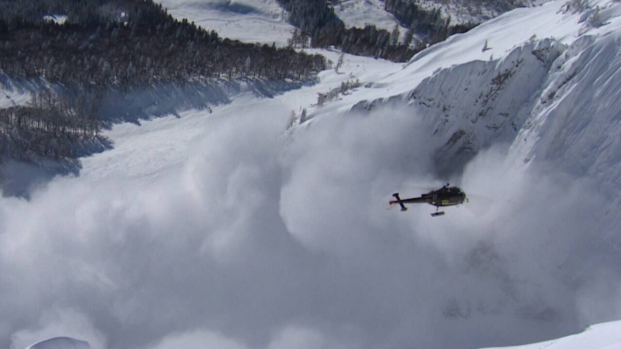 Am Grimming und auf der Planneralm (Steiermark) führte das Bundesheer am Mittwoch 16 Lawinensprengungen mit rund 120 Kilogramm Sprengstoff durch. Die Sprengkörper wurden aus einem Bundesheer-Hubschrauber des Typs Alouette III aus einer Höhe von rund 15 Meter abgeworfen.  Am Grimming und auf der Planneralm (Steiermark) führte das Bundesheer am Mittwoch 16 Lawinensprengungen mit rund 120 Kilogramm Sprengstoff durch. Die Sprengkörper wurden aus einem Bundesheer-Hubschrauber des Typs Alouette III aus einer Höhe von rund 15 Meter abgeworfen.