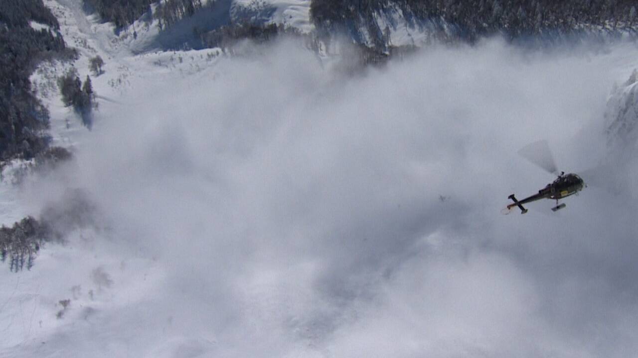 Am Grimming und auf der Planneralm (Steiermark) führte das Bundesheer am Mittwoch 16 Lawinensprengungen mit rund 120 Kilogramm Sprengstoff durch. Die Sprengkörper wurden aus einem Bundesheer-Hubschrauber des Typs Alouette III aus einer Höhe von rund 15 Meter abgeworfen.  Am Grimming und auf der Planneralm (Steiermark) führte das Bundesheer am Mittwoch 16 Lawinensprengungen mit rund 120 Kilogramm Sprengstoff durch. Die Sprengkörper wurden aus einem Bundesheer-Hubschrauber des Typs Alouette III aus einer Höhe von rund 15 Meter abgeworfen.