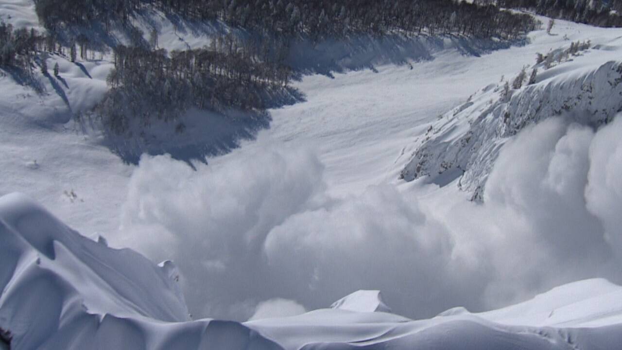 Am Grimming und auf der Planneralm (Steiermark) führte das Bundesheer am Mittwoch 16 Lawinensprengungen mit rund 120 Kilogramm Sprengstoff durch. Die Sprengkörper wurden aus einem Bundesheer-Hubschrauber des Typs Alouette III aus einer Höhe von rund 15 Meter abgeworfen.  Am Grimming und auf der Planneralm (Steiermark) führte das Bundesheer am Mittwoch 16 Lawinensprengungen mit rund 120 Kilogramm Sprengstoff durch. Die Sprengkörper wurden aus einem Bundesheer-Hubschrauber des Typs Alouette III aus einer Höhe von rund 15 Meter abgeworfen.