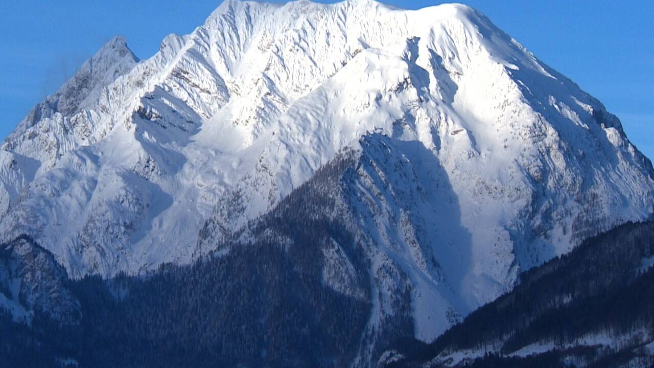 Am Grimming und auf der Planneralm (Steiermark) führte das Bundesheer am Mittwoch 16 Lawinensprengungen mit rund 120 Kilogramm Sprengstoff durch. Die Sprengkörper wurden aus einem Bundesheer-Hubschrauber des Typs Alouette III aus einer Höhe von rund 15 Meter abgeworfen.  Am Grimming und auf der Planneralm (Steiermark) führte das Bundesheer am Mittwoch 16 Lawinensprengungen mit rund 120 Kilogramm Sprengstoff durch. Die Sprengkörper wurden aus einem Bundesheer-Hubschrauber des Typs Alouette III aus einer Höhe von rund 15 Meter abgeworfen.