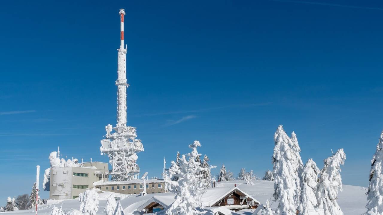 Die Sendeanlage am Gaisberg ist derzeit nur mit Ski oder Helikopter zu erreichen.  