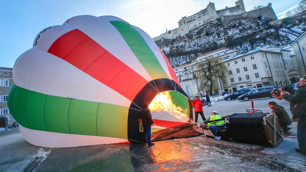 Auf dem Kapitelplatz stieg am Mittwochmorgen ein Heißluftballon vor der Kulisse der Festung und des Salzburger Doms auf.  