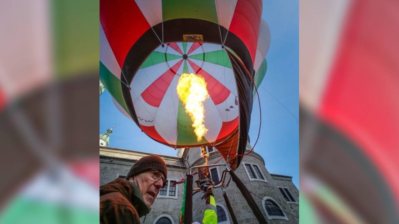 Auf dem Kapitelplatz stieg am Mittwochmorgen ein Heißluftballon vor der Kulisse der Festung und des Salzburger Doms auf.  