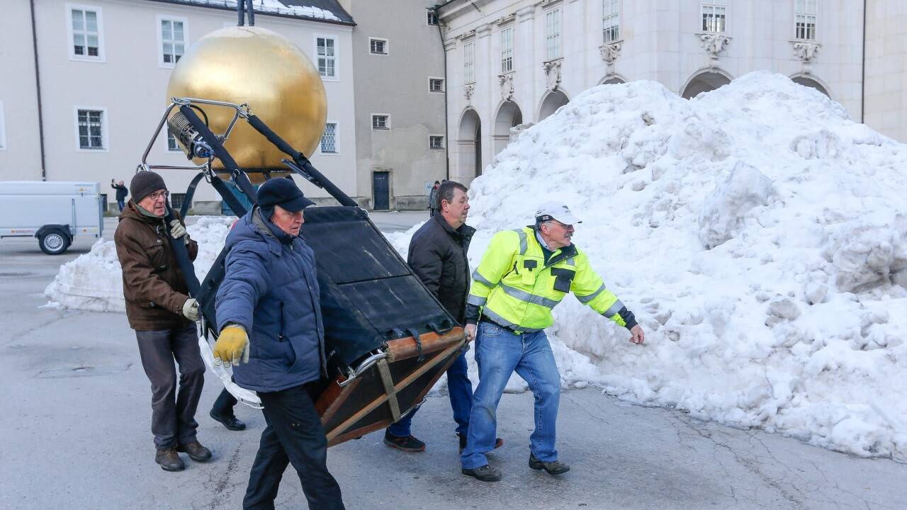 Auf dem Kapitelplatz stieg am Mittwochmorgen ein Heißluftballon vor der Kulisse der Festung und des Salzburger Doms auf.  