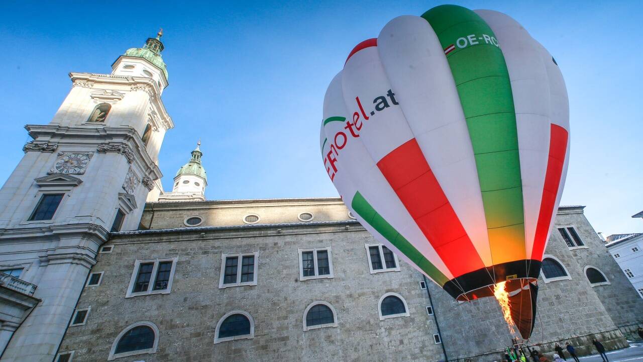 Auf dem Kapitelplatz stieg am Mittwochmorgen ein Heißluftballon vor der Kulisse der Festung und des Salzburger Doms auf.  