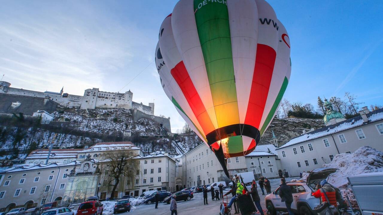 Auf dem Kapitelplatz stieg am Mittwochmorgen ein Heißluftballon vor der Kulisse der Festung und des Salzburger Doms auf.  