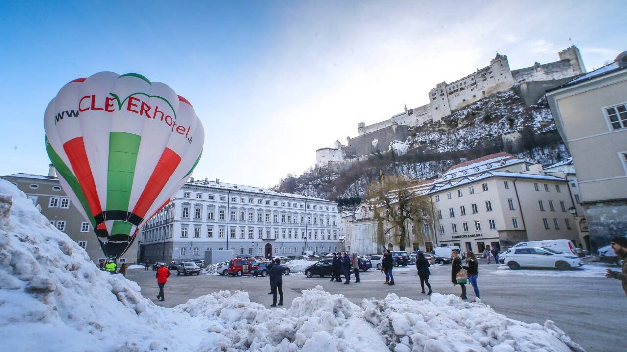 Auf dem Kapitelplatz stieg am Mittwochmorgen ein Heißluftballon vor der Kulisse der Festung und des Salzburger Doms auf.  