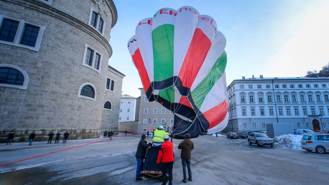 Auf dem Kapitelplatz stieg am Mittwochmorgen ein Heißluftballon vor der Kulisse der Festung und des Salzburger Doms auf.  