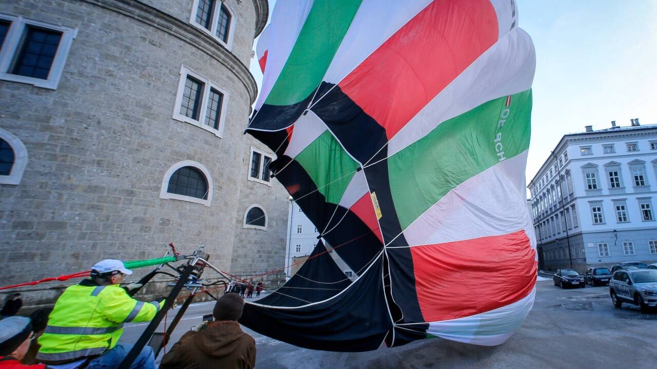Auf dem Kapitelplatz stieg am Mittwochmorgen ein Heißluftballon vor der Kulisse der Festung und des Salzburger Doms auf.  