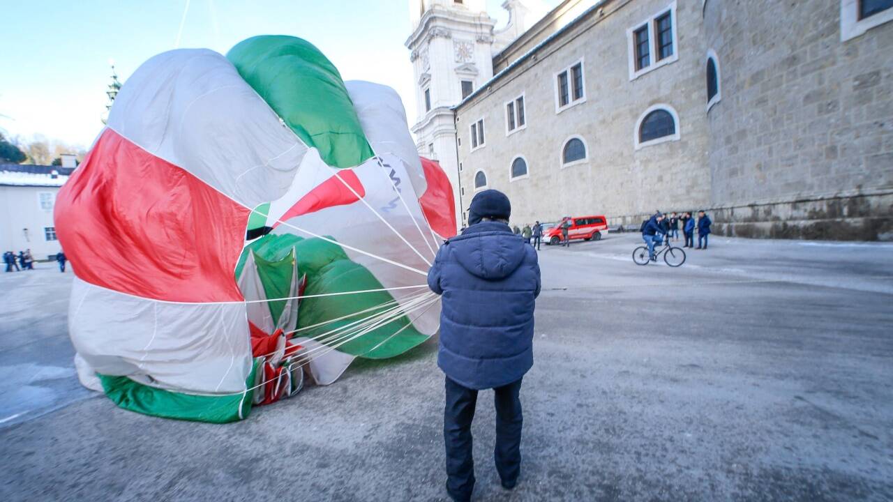 Auf dem Kapitelplatz stieg am Mittwochmorgen ein Heißluftballon vor der Kulisse der Festung und des Salzburger Doms auf.  