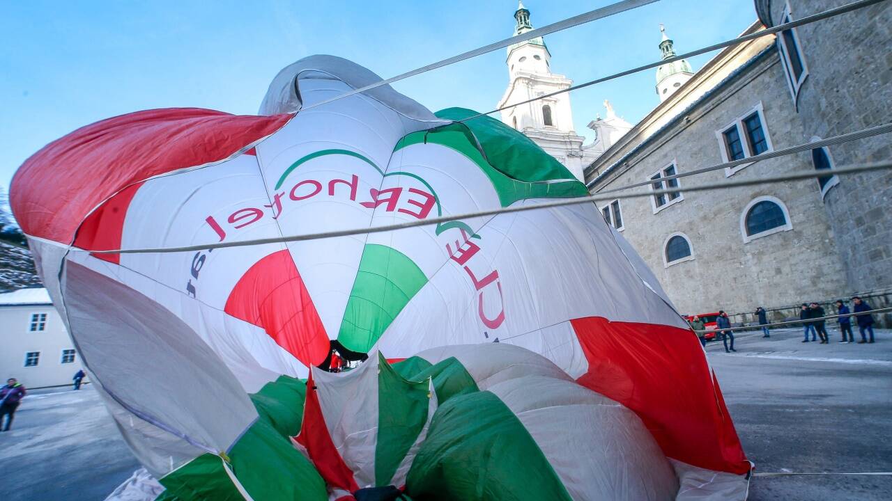 Auf dem Kapitelplatz stieg am Mittwochmorgen ein Heißluftballon vor der Kulisse der Festung und des Salzburger Doms auf.  