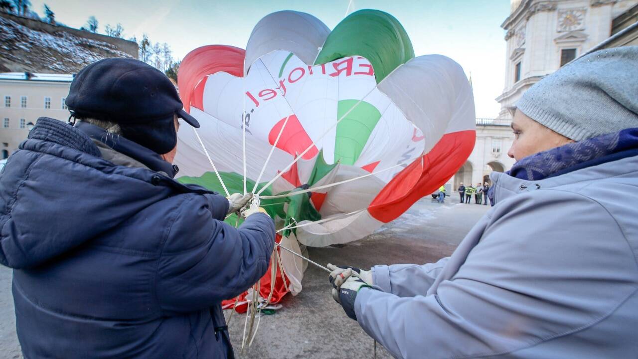 Auf dem Kapitelplatz stieg am Mittwochmorgen ein Heißluftballon vor der Kulisse der Festung und des Salzburger Doms auf.  