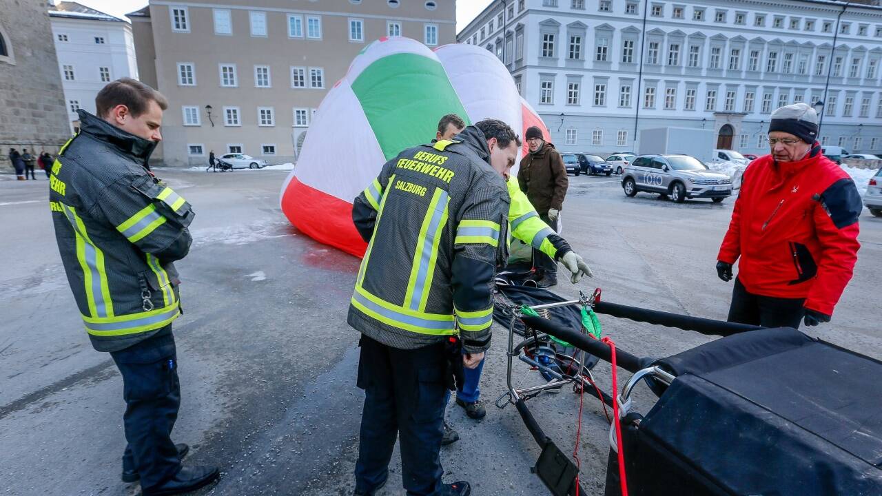 Auf dem Kapitelplatz stieg am Mittwochmorgen ein Heißluftballon vor der Kulisse der Festung und des Salzburger Doms auf.  