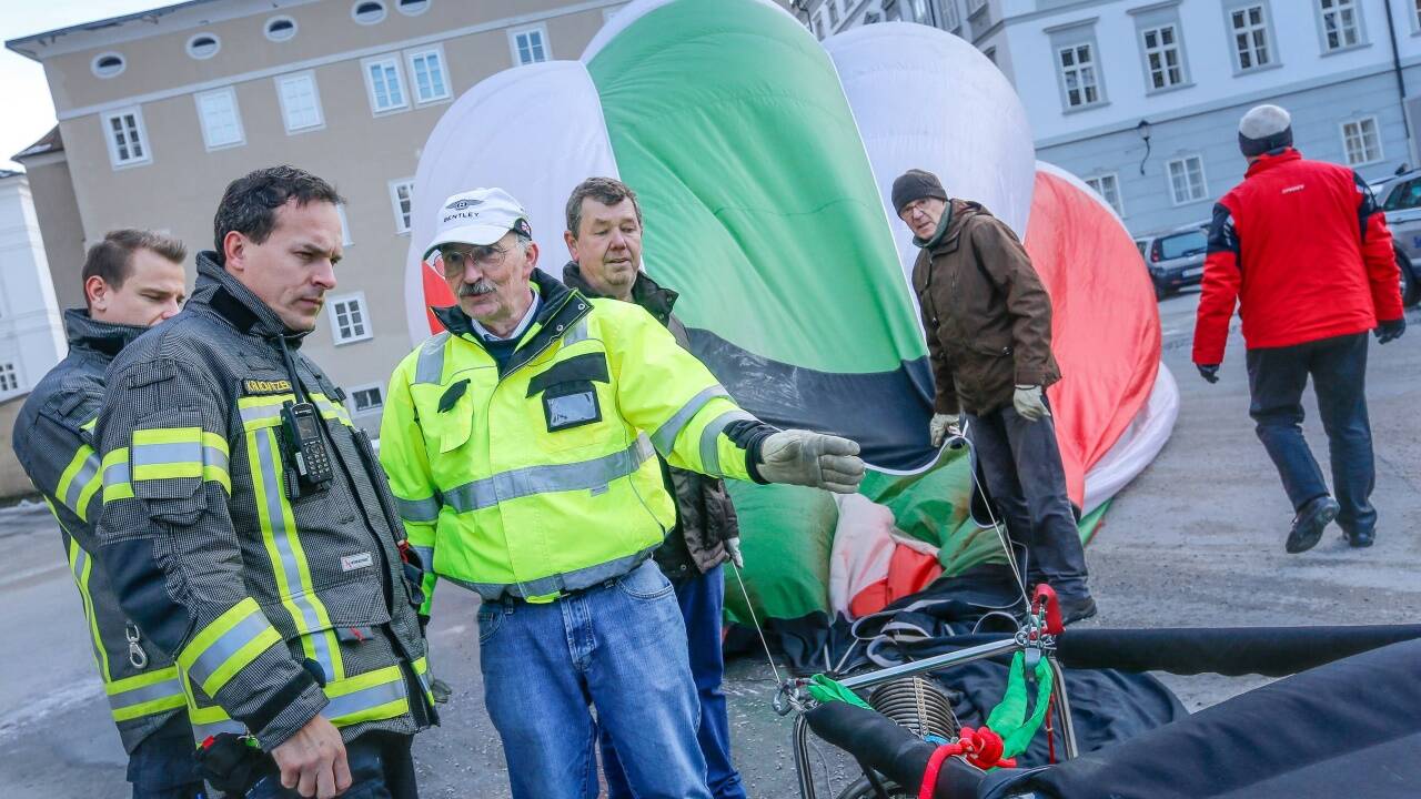 Auf dem Kapitelplatz stieg am Mittwochmorgen ein Heißluftballon vor der Kulisse der Festung und des Salzburger Doms auf.  