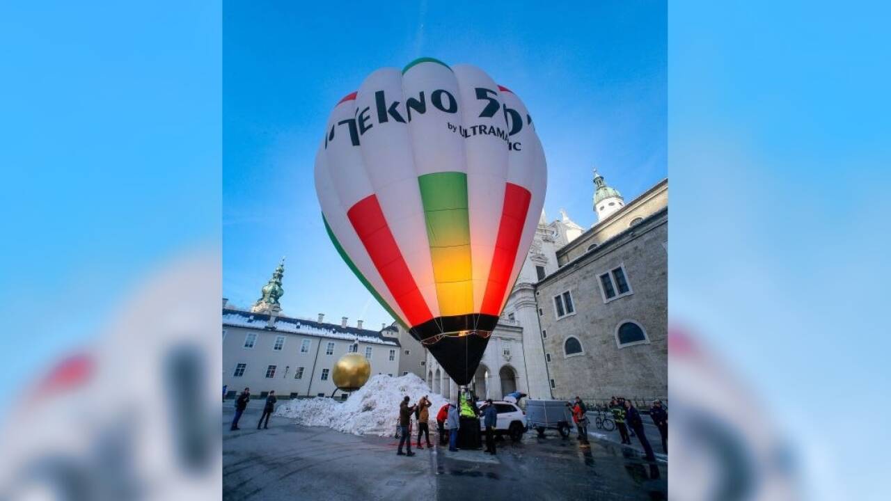 Auf dem Kapitelplatz stieg am Mittwochmorgen ein Heißluftballon vor der Kulisse der Festung und des Salzburger Doms auf.  
