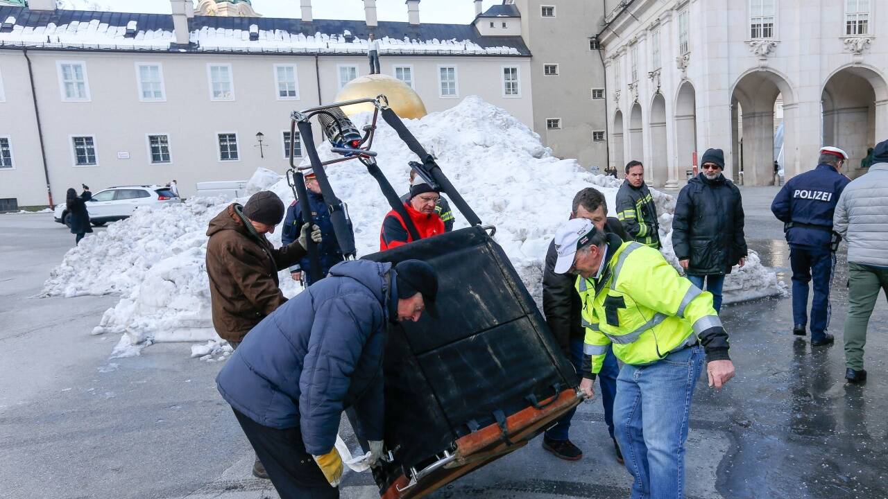 Auf dem Kapitelplatz stieg am Mittwochmorgen ein Heißluftballon vor der Kulisse der Festung und des Salzburger Doms auf.  