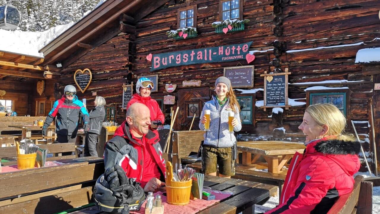 Draußen sitzen bei einer kurzen Rast auf der Burgstall-Hütte in Flachauwinkl. Draußen sitzen bei einer kurzen Rast auf der Burgstall-Hütte in Flachauwinkl.