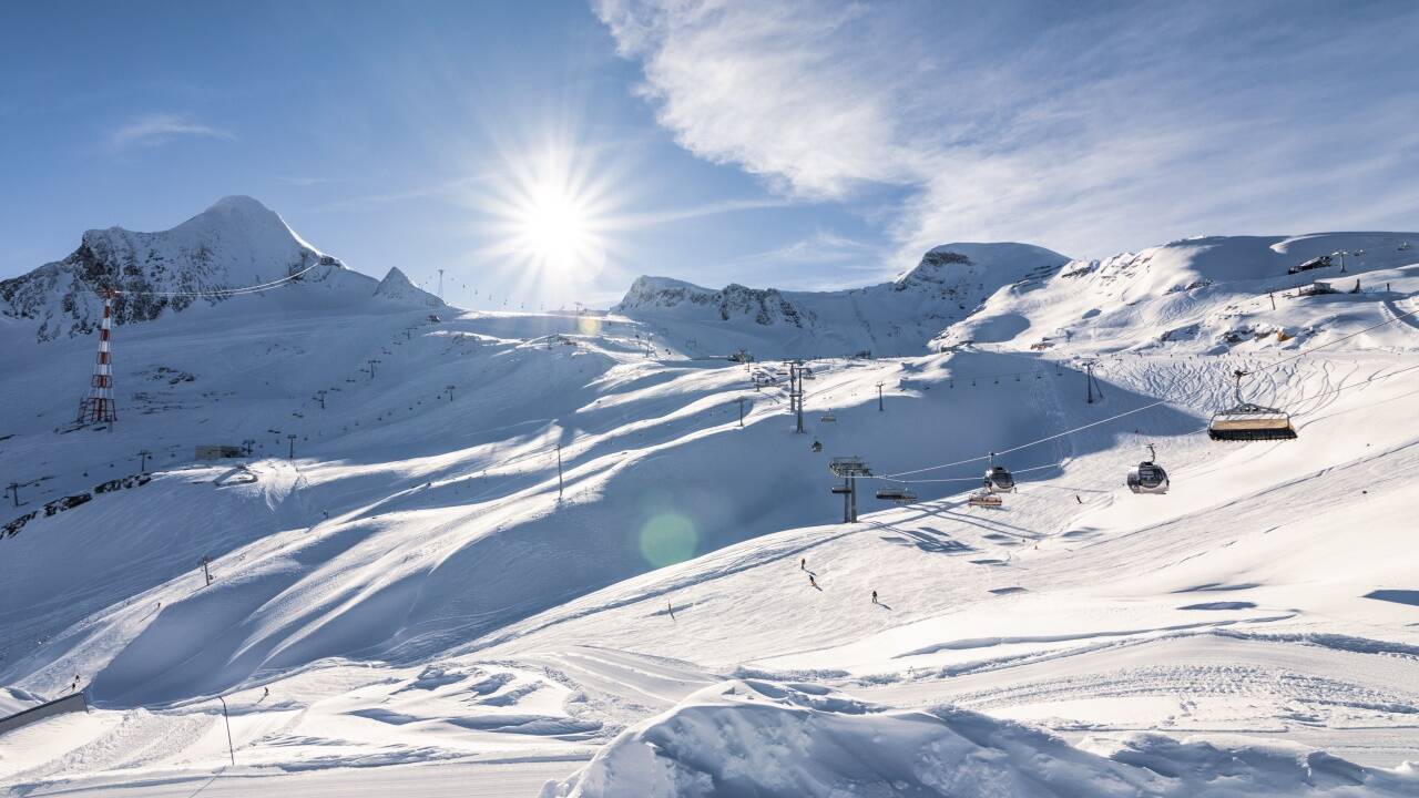 Gletscherskigebiet bei Sonne. Gletscherskigebiet bei Sonne.