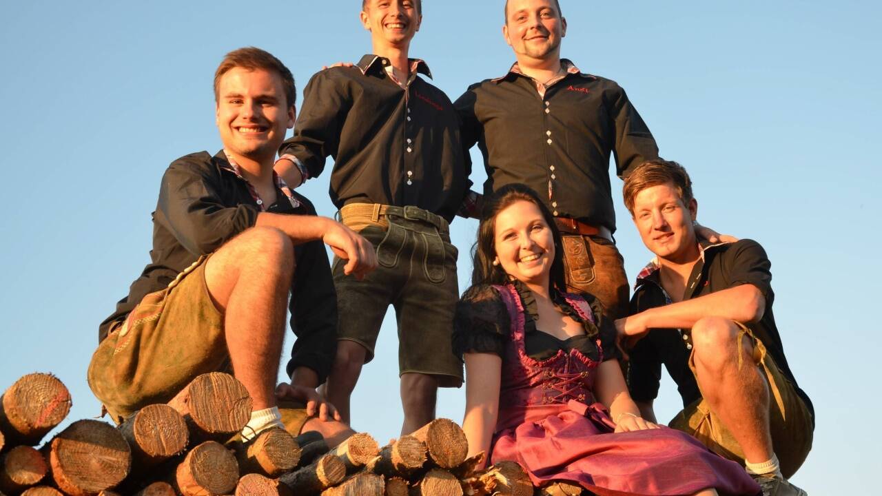  Julia Enzesberger und (v. l.) Patrick Teufl, Markus Lindinger, Andreas Lettner und Florian Schachner lieferten express Hilfe.  
