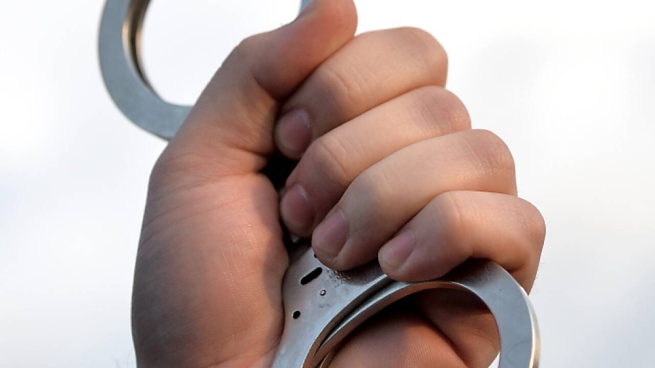 Für den 48-jährigen Mann klickten die Handschellen. Er wurde in die Justizanstalt Salzburg in Puch-Urstein eingeliefert. Für den 48-jährigen Mann klickten die Handschellen. Er wurde in die Justizanstalt Salzburg in Puch-Urstein eingeliefert.