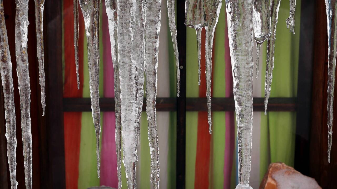 Bayern, Oberjoch: Ein Vorhang aus Eiszapfen hängt vor dem Fenster eines Wohnhauses.  