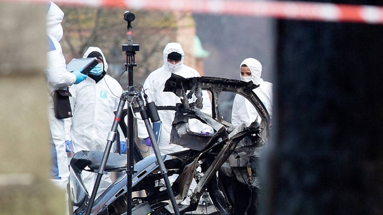 Ermittler untersuchten in Schutzanzügen das Autowrack 