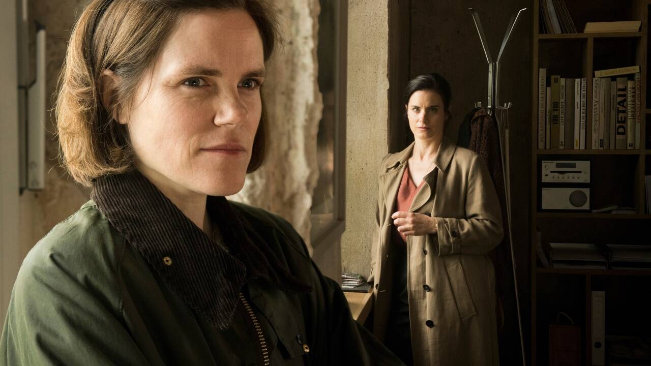 Kommissarin Maxxie Schweiger (Fritzi Haberlandt, l.) befragt Ines Fechner (Elisabeth Baulitz). Kommissarin Maxxie Schweiger (Fritzi Haberlandt, l.) befragt Ines Fechner (Elisabeth Baulitz).