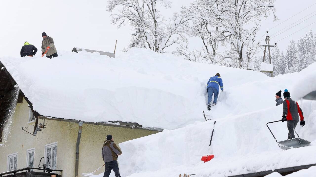 Bei großen Schneemassen ist der Hausbesitzer verpflichtet, das Dach abzuschaufeln, sonst zahlt die Versicherung eventuell nicht. Das Schaufeln sollte man aber Profis überlassen. 