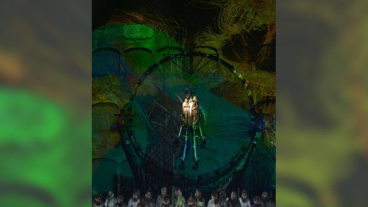 La Fura dels Baus vereinen in „T.H.A.M.O.S.“ Musik von Mozart mit Akrobatik und 3D-Projektionen. 