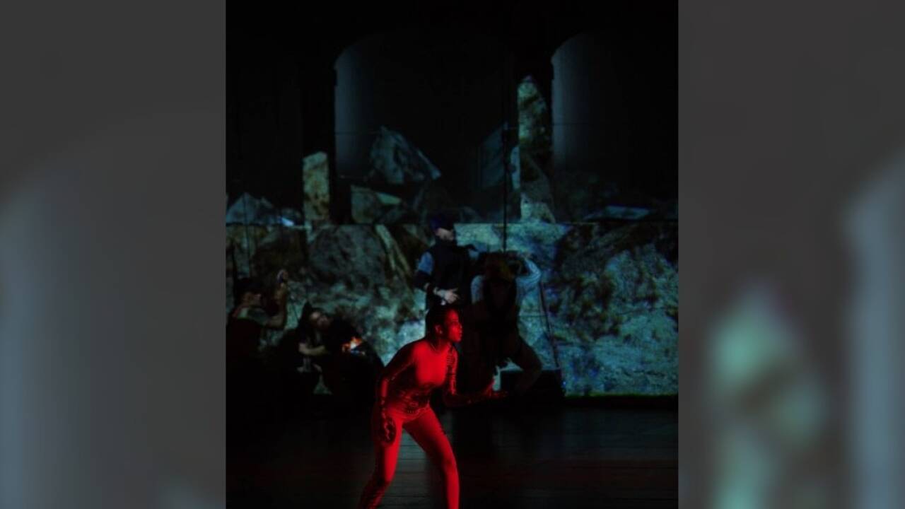 La Fura dels Baus vereinen in „T.H.A.M.O.S.“ Musik von Mozart mit Akrobatik und 3D-Projektionen. 