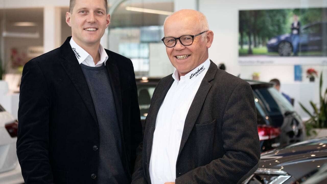Manfred und Hans Lindner sind stolz auf das neue Mitarbeiterhaus. Sie sprechen von einem Meilenstein in der Geschichte des Familienunternehmens.  