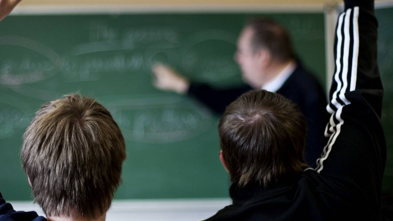 Ein Konflikt um eine Schulnote an einer Salzburger Neuen Mittelschule hat in Salzburg eine hitzige Debatte über den Umgang der Schulbehörden mit Lehrern ausgelöst. 