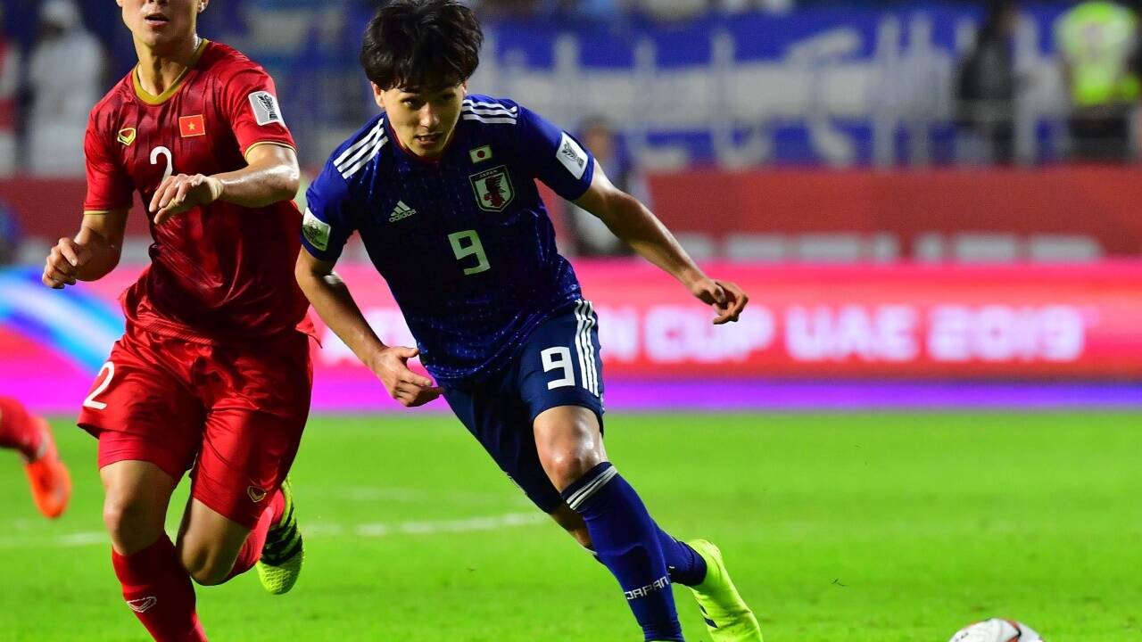 Der Salzburger Bulle Takumi Minamino (r.) steht mit Japan schon im Semifinale des Asien-Cups.  