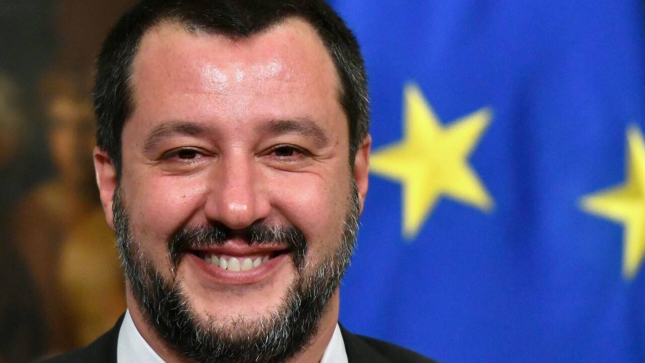 Lega-Chef Matteo Salvini (r.) redet rassistisch. 